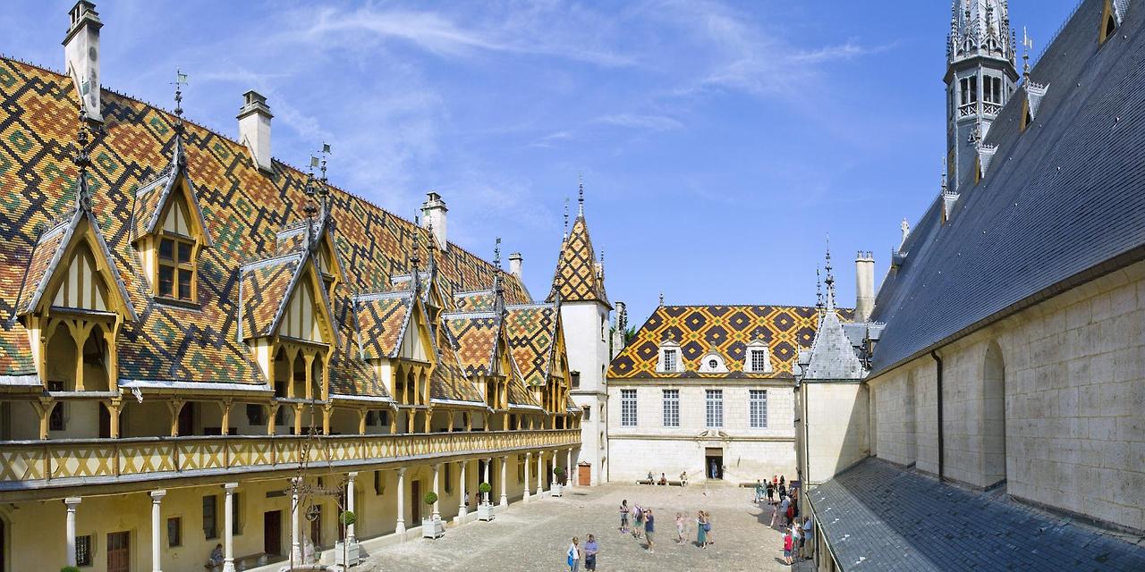 cour-hospices-beaune-1920x960-crop-1690463767.jpg