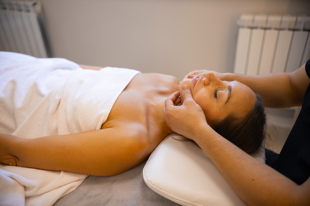 pampering-session-facial-massage-for-total-relaxa-2024-10-21-17-41-22-utc.jpg
