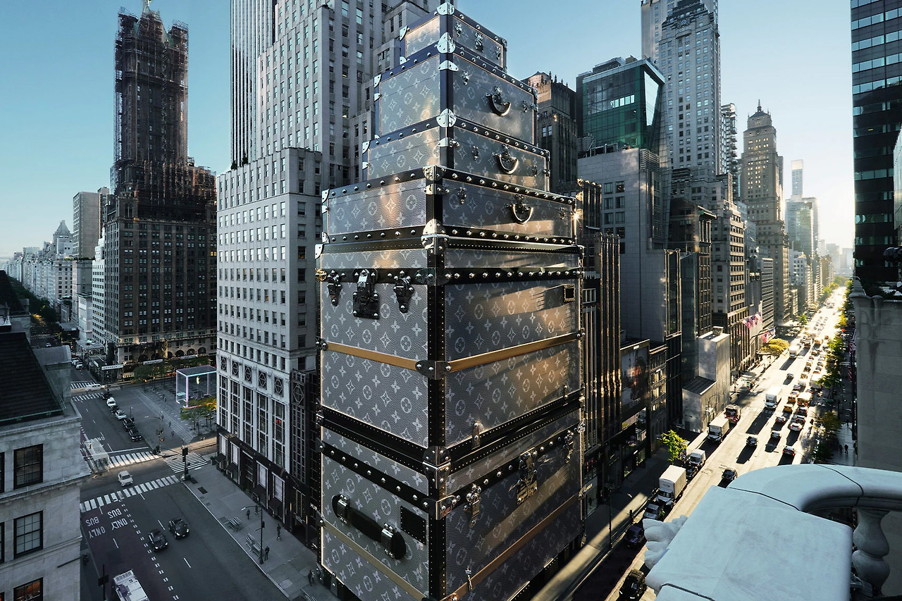 Louis-Vuitton-suitcase-store-in-New-York-City.jpg