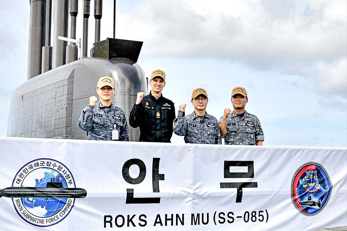 Canadian-Crew-on-Korean-Submarine002.jpg