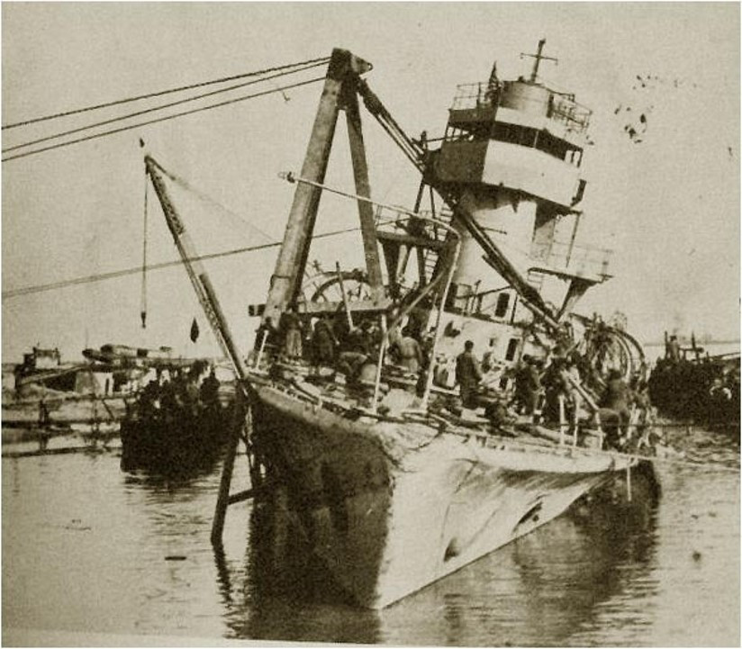 파괴된 중국전함.jpg