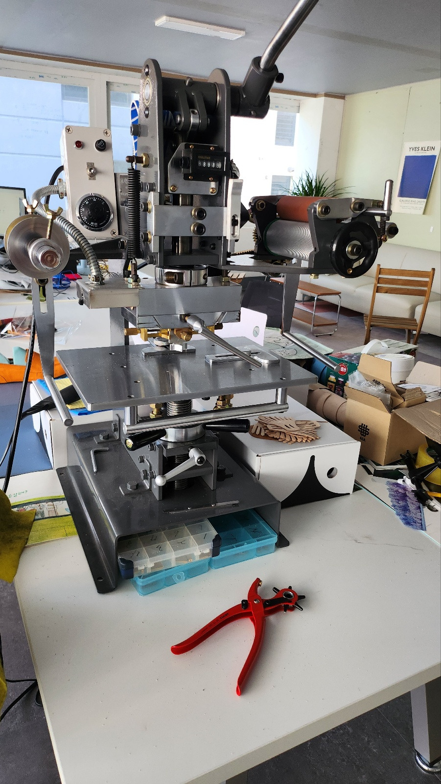 칠링세레머니클럽 구두 테슬 제작 환경.jpg