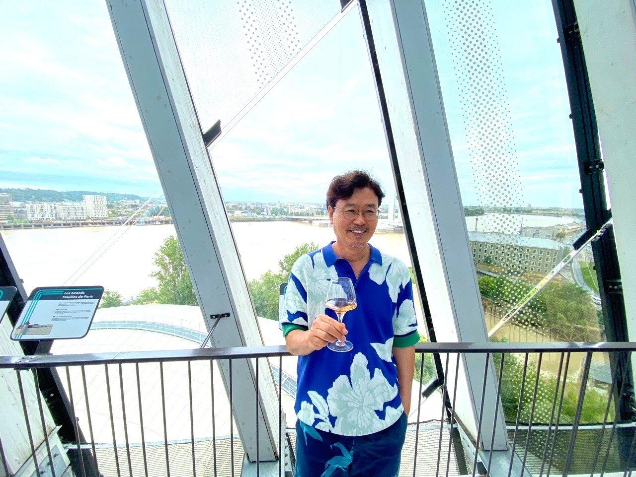 와인잔 든 나.jpg