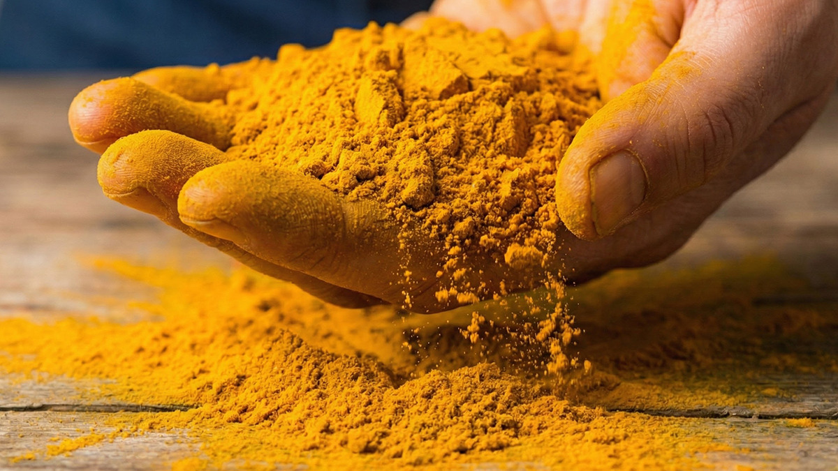 eating-turmeric-with-curcumin-and-black-pepper-5.jpg