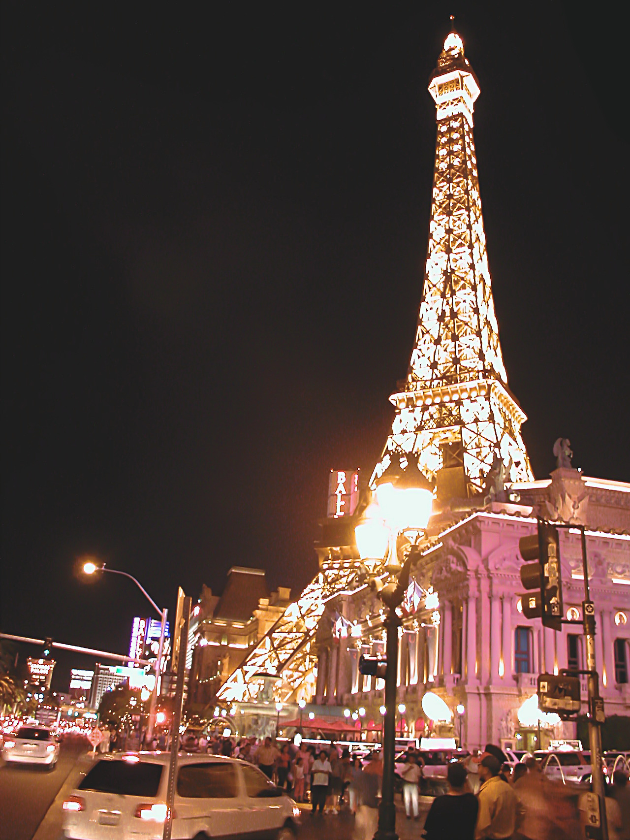 eiffel tower in las vegas 03 - minuir.jpg