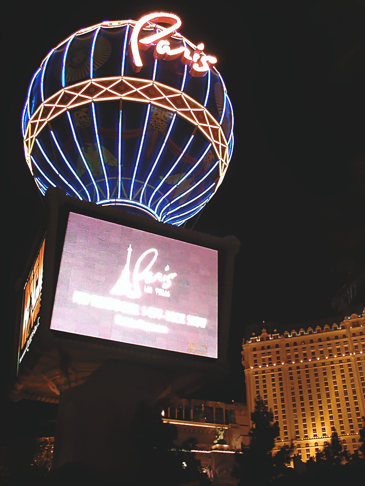 eiffel tower in las vegas 02 - minuir.jpg