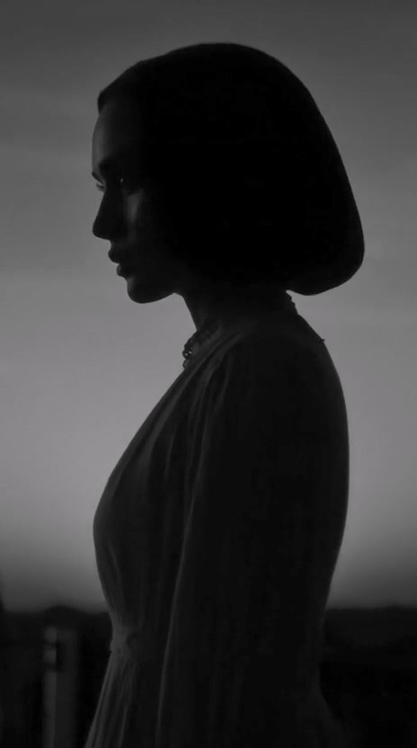 u4366891482_the_camera_moves_to_her_side_shaking_--ar_5191_--_e57d3c39-dc8f-4e05-a91a-e4cb059d172f_0 (1).mp4_20250707_005346.969.jpg