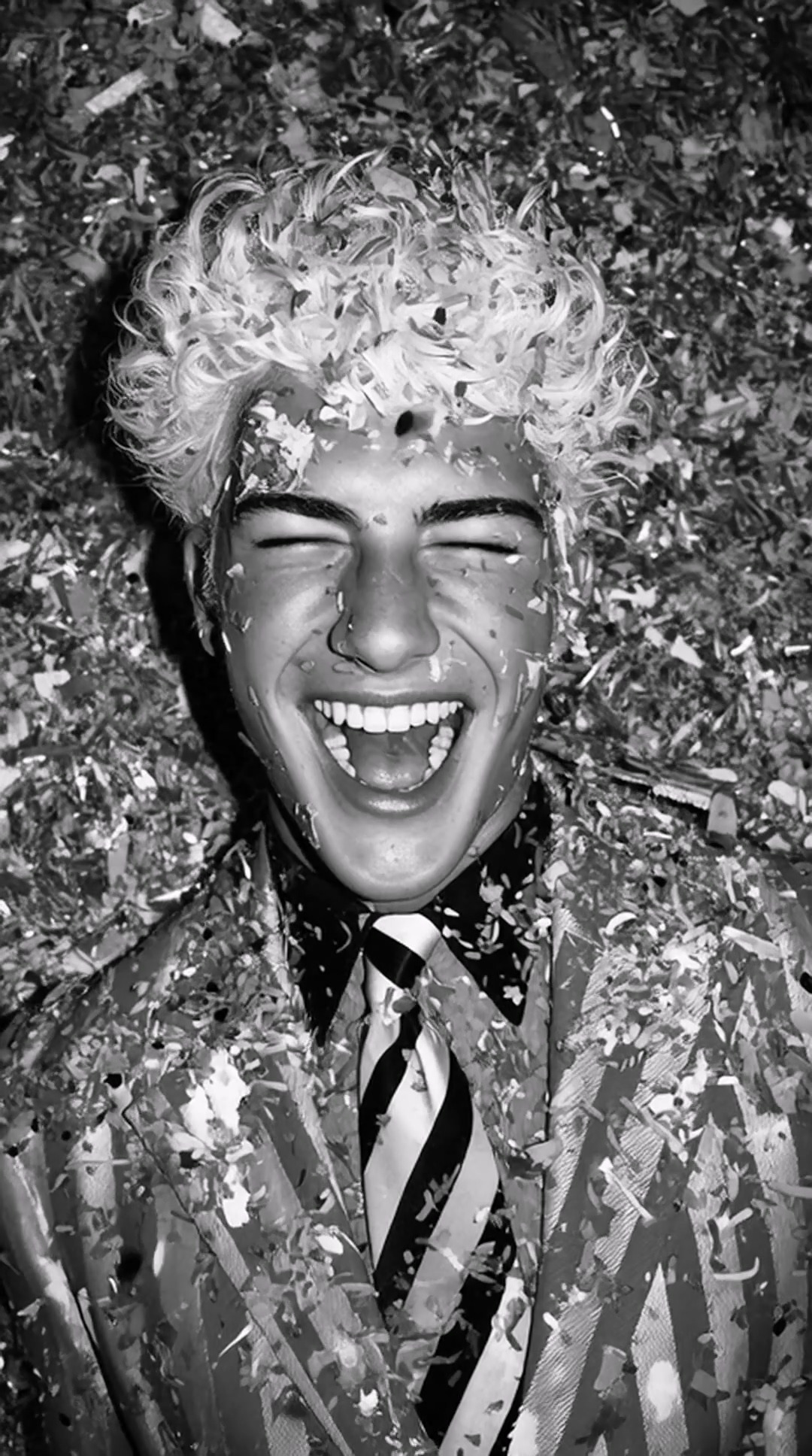 social_jaqqes_realistc_photo_cheerful_minimalist_character_smiling_w_31d82f7b-78e5-4520-955c-081c5c0d6763_0 (1).mp4_20251018_005506.627.jpg