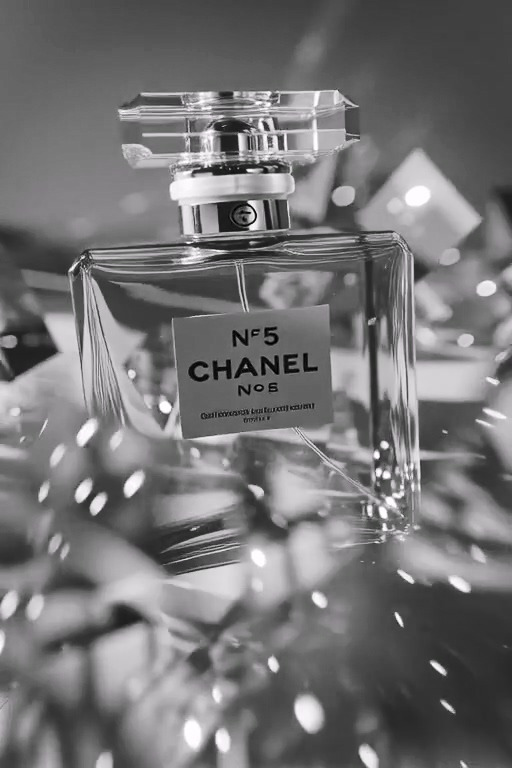 isiguro_a_CHANEL_N5_perfume_bottle_floating_in_the_air_surrou_737715fc-2f57-41a8-b3f5-4ccf2c7a8205_0 (1).mp4_20250722_194620.997.jpg