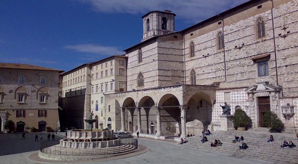 Cattedrale-San-Lorenzo-a-Perugia-facciata-laterale.jpg