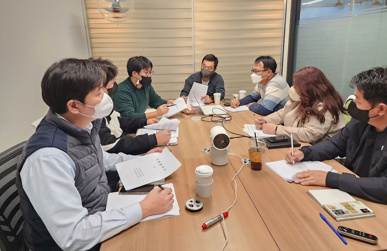 사진설명_단체교섭안을 준비중인 유진기업 노동조합 간부들.jpg