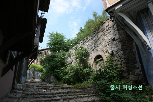 올드타운 성벽-여성조선.jpg