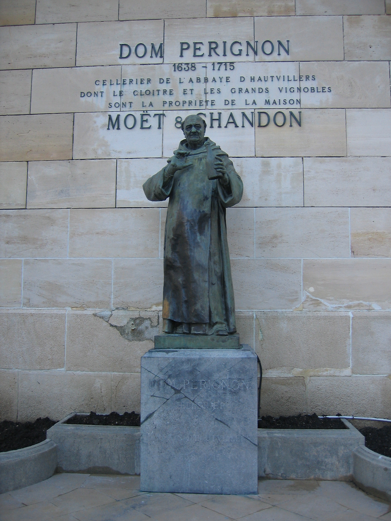 Dom_Perignon_statue_in_Epernay.jpg
