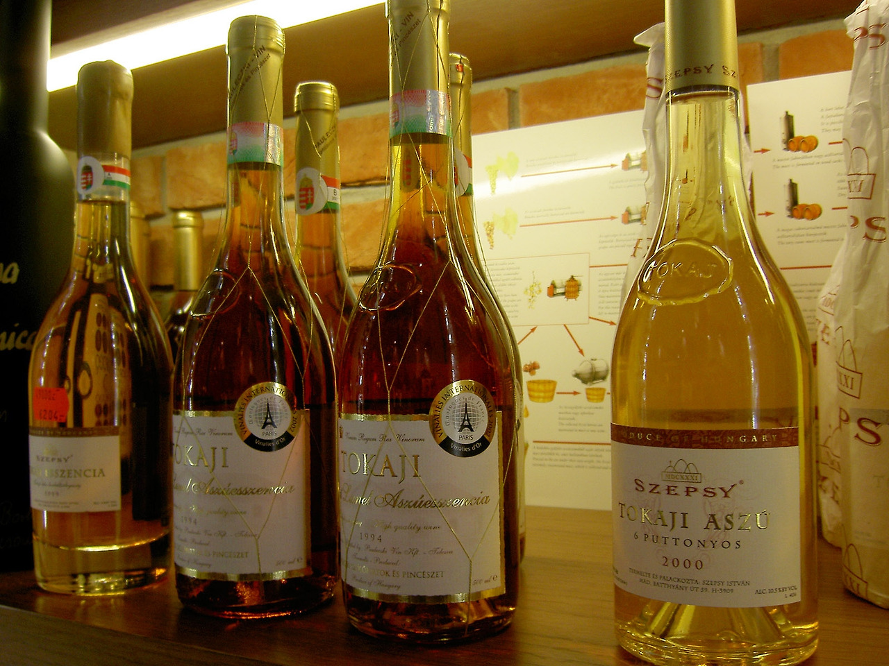 Several_bottles_of_Tokaji_httpscommons.wikimedia.orgwikiFileSeveral_bottles_of_Tokaji.jpg