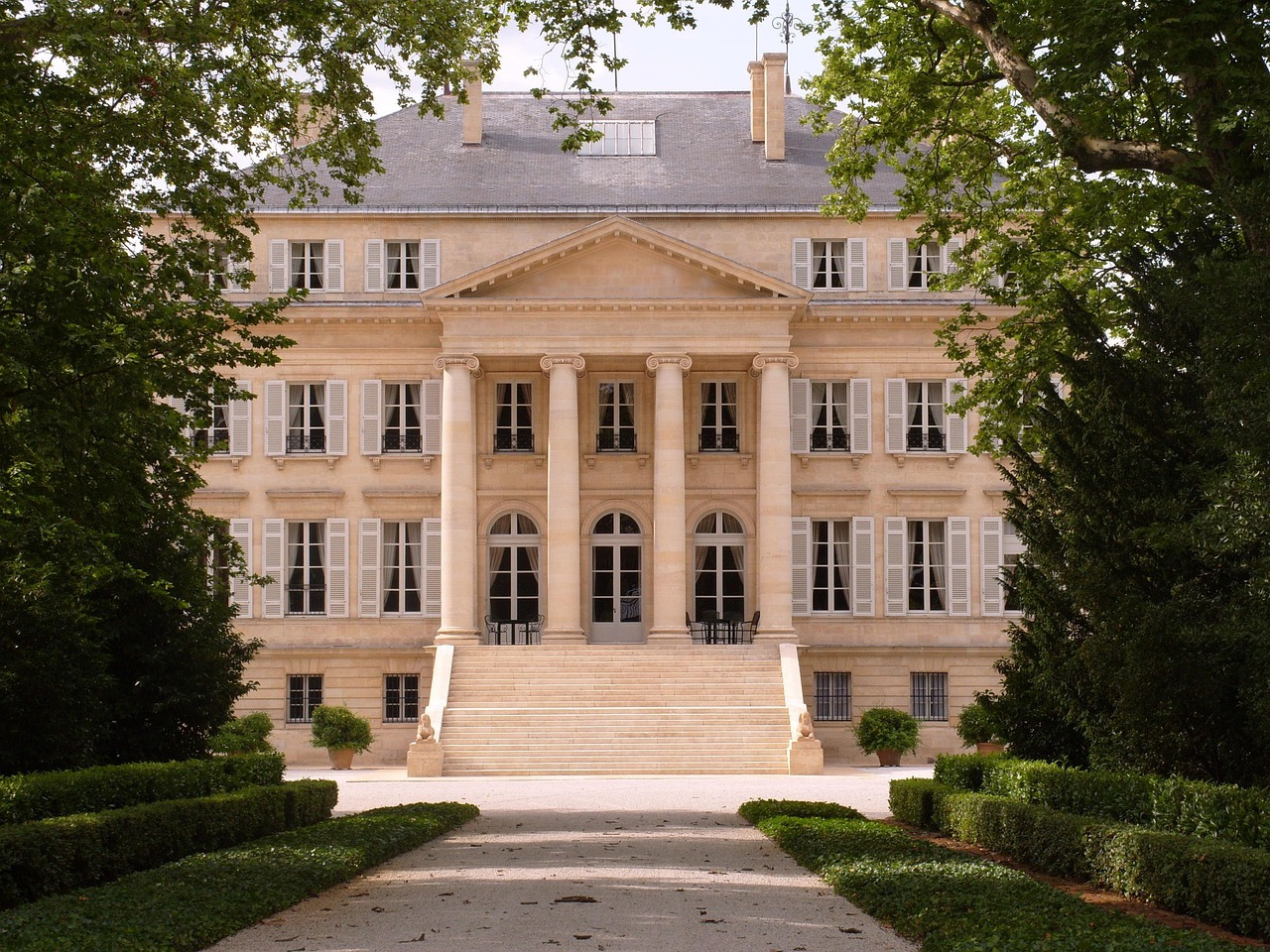 chateau-margaux-459568_1280 (1).jpg