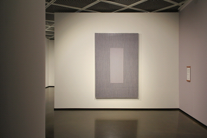 4_박서보, 묘법 no.060121, 2006, 캔버스에 화지와 잉크, 225x135 cm.jpg