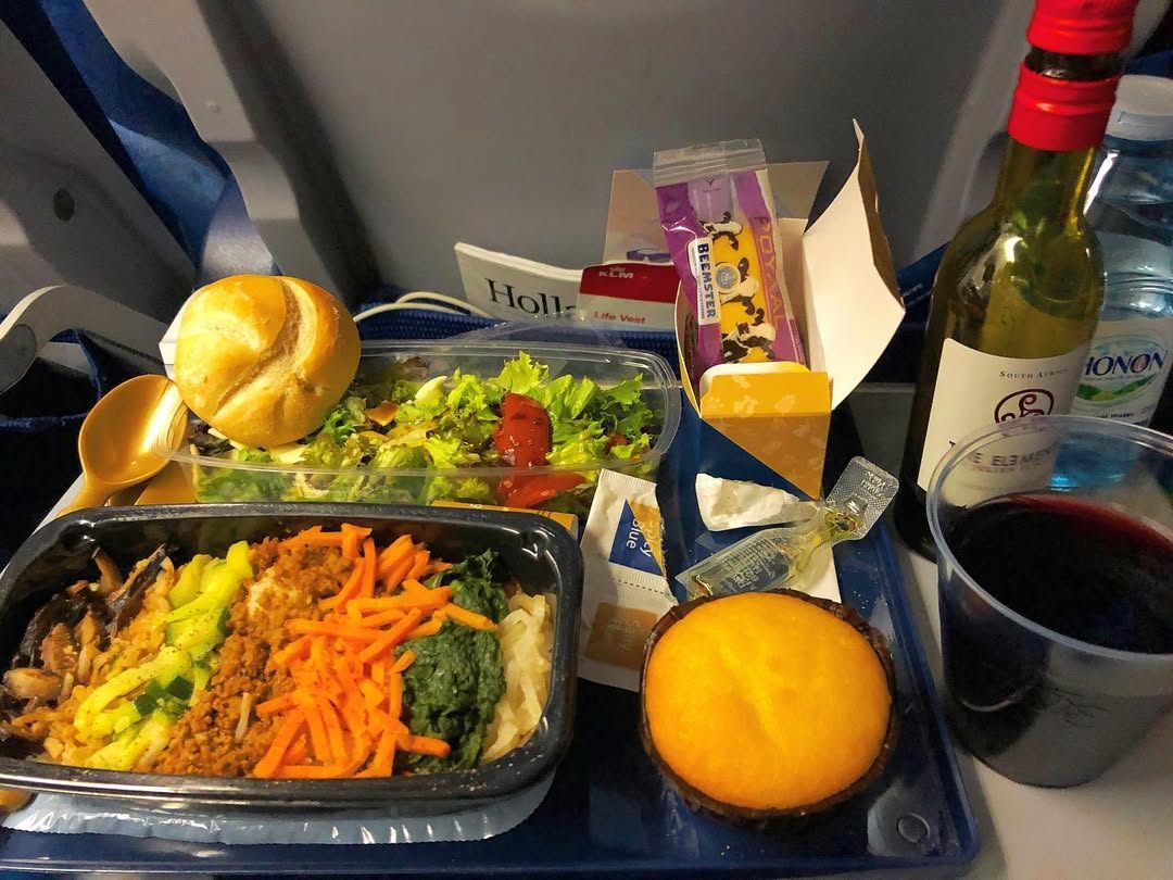 집으로술이 덜깬 상태로 파리에서 머물던 집을 청소하고 집주인에게 열쇠를 넘겼다집주인은 나에게 조그만 선물을 주셨다(공항에서 선물을 열어보니 에펠탑열쇠고리와 파리의 풍경 사진.jpg