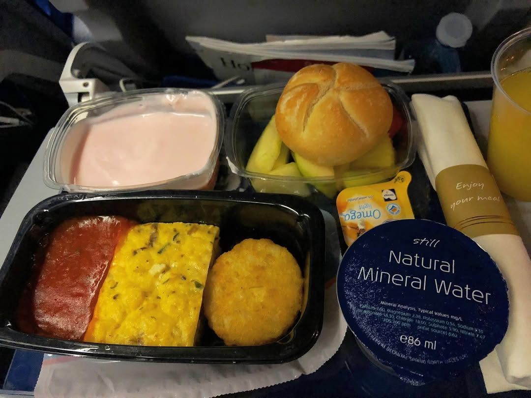 집으로술이 덜깬 상태로 파리에서 머물던 집을 청소하고 집주인에게 열쇠를 넘겼다집주인은 나에게 조그만 선물을 주셨다(공항에서 선물을 열어보니 에펠탑열쇠고리와 파리의 풍경 사진 (1).jpg