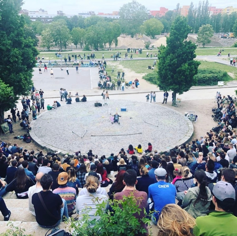 사진1_공원에서 쉽게 볼 수 있는 노천극장.jpg