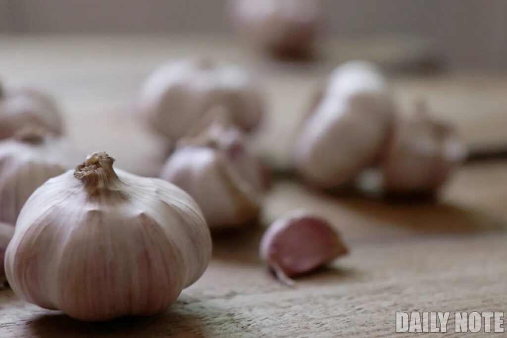 2Why-you-should-absolutely-throw-away-moldy-garlic-1024x683.jpg