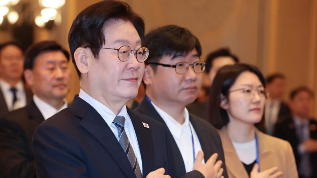 President-Lee-Jae_myung-took-a-selfie-on-Xiaomis-001-1-1024x576.jpg