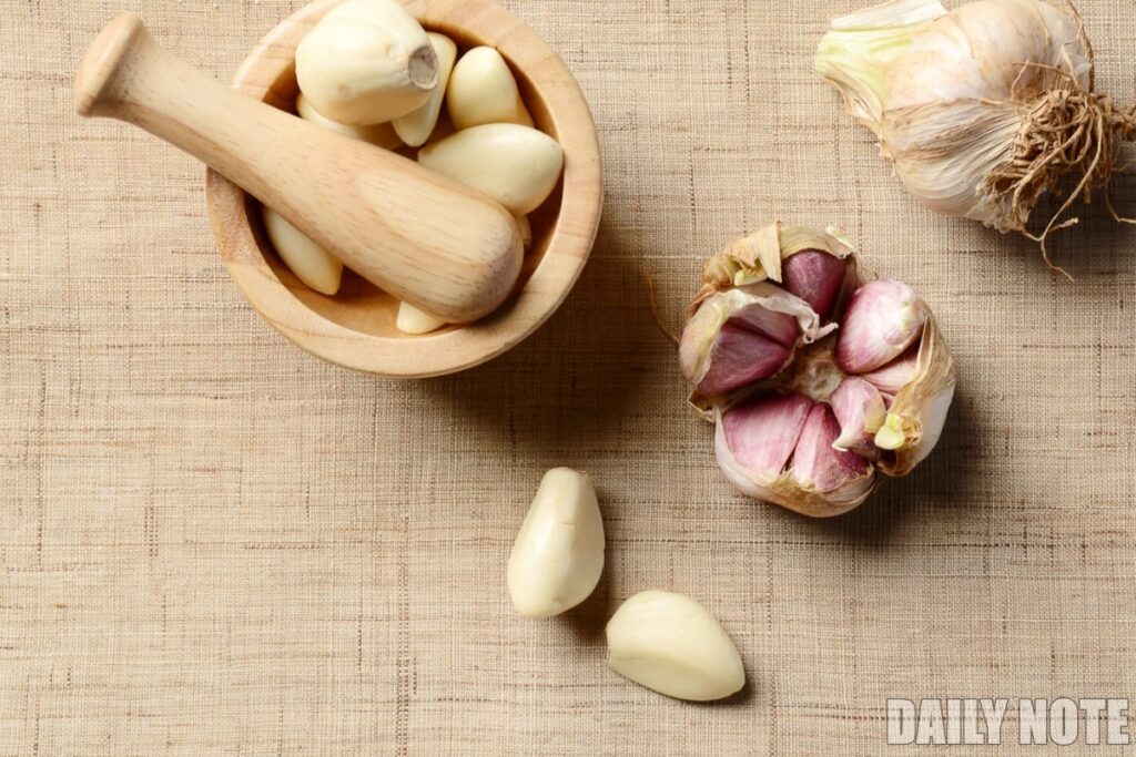 1Why-you-should-absolutely-throw-away-moldy-garlic-1-1024x683.jpg
