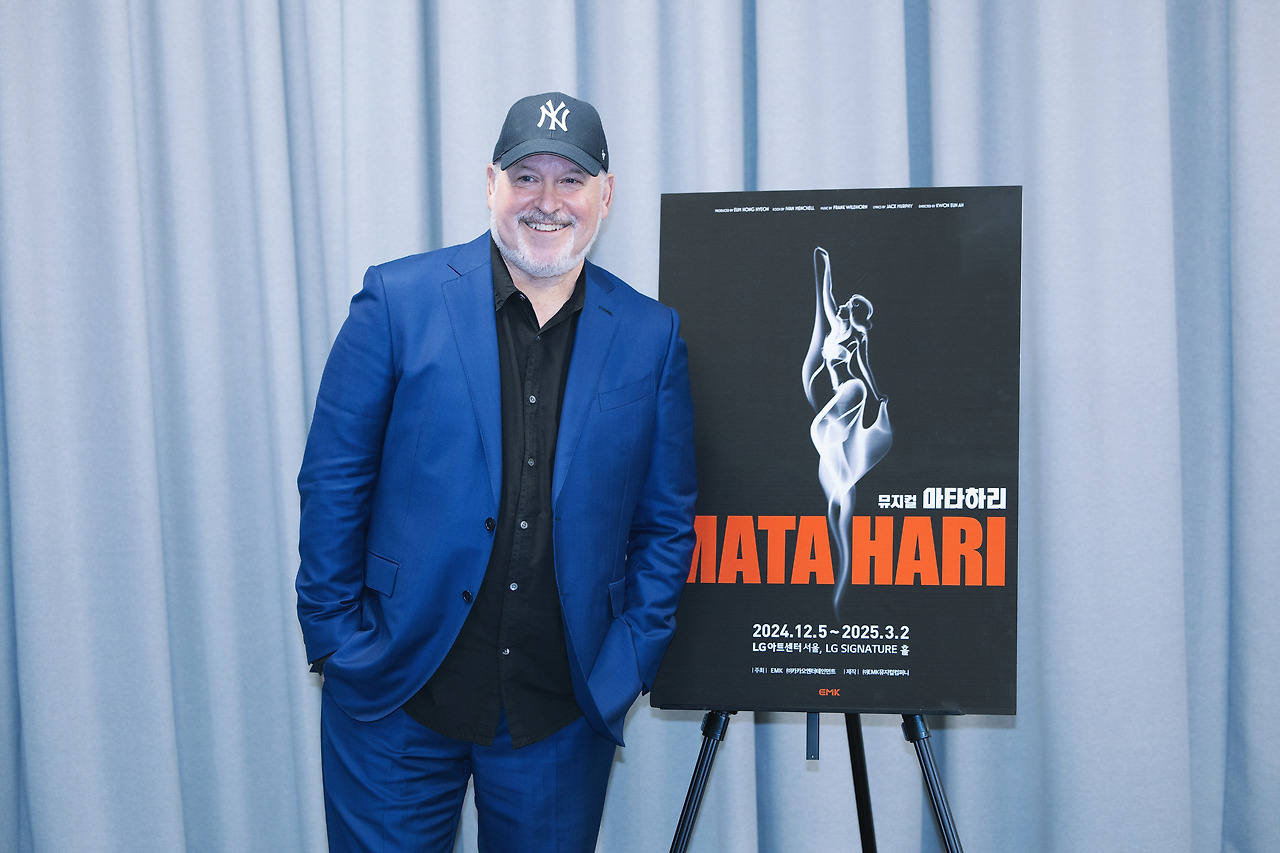 [2024 마타하리] 작곡가 프랭크 와일드혼 인터뷰 오피셜 포토_제공 EMK뮤지컬컴퍼니 (6).jpg