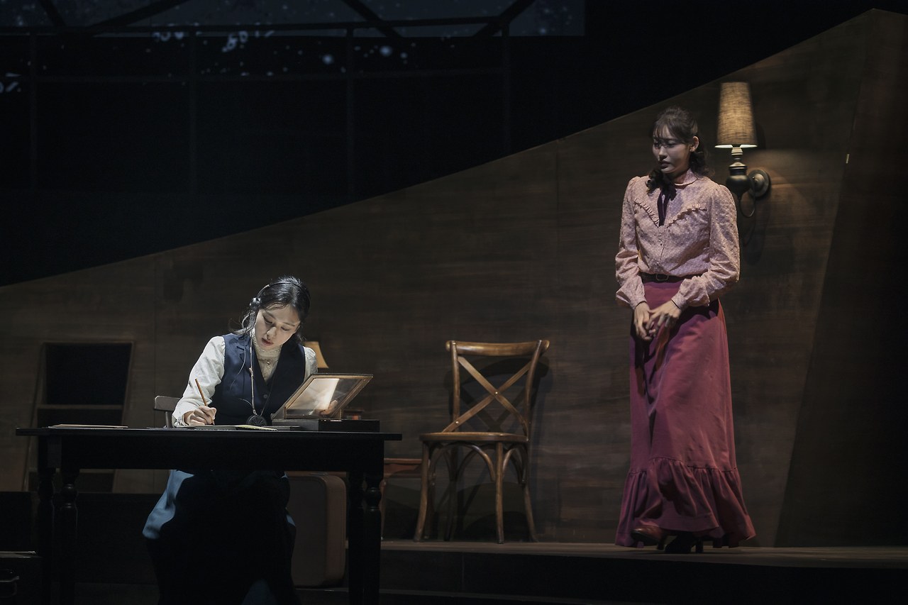 [국립극단] 사일런트 스카이(2024) 공연사진09_안은진,홍서영.jpg