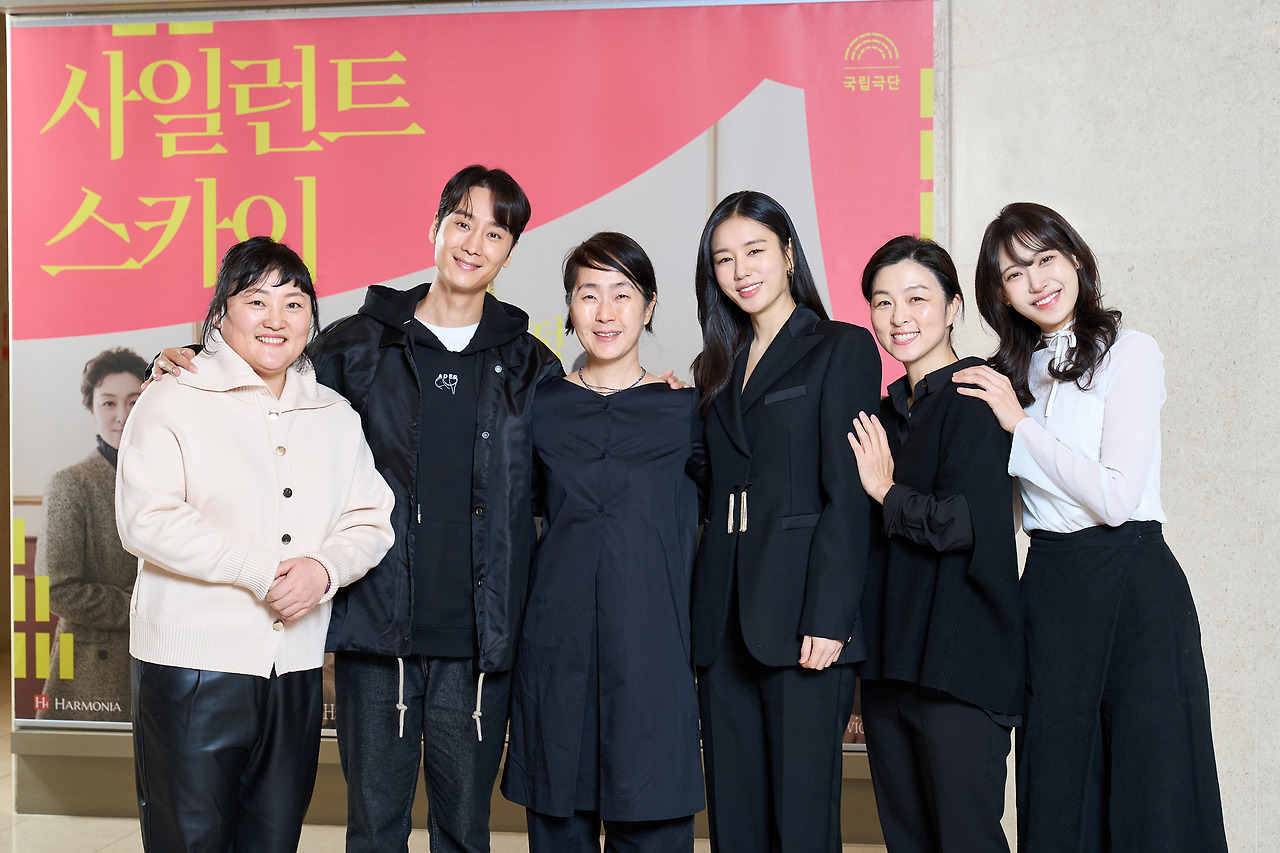 [국립극단] 사일런트 스카이 기자간담회_배우단체+연출.jpg