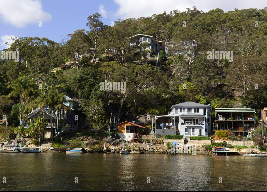 waterfront-houses-along-the-woronora-river-in-sutherland-shire-sydney-australia-2E3AJ4A.jpg