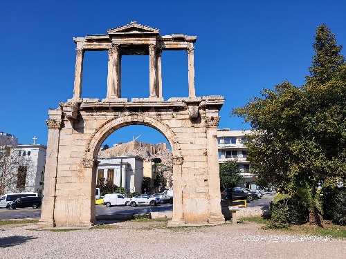 하드리아누스 개선문.jpg