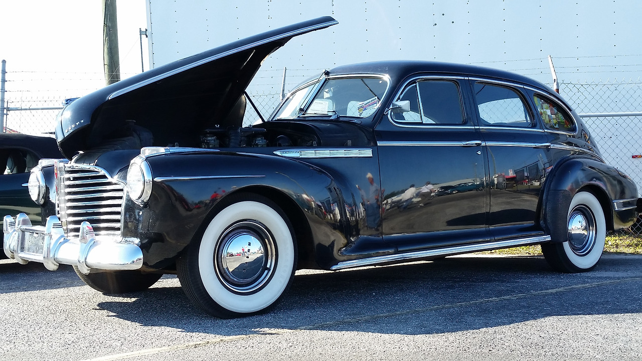 1941_Buick_Century_(15621405278).jpg