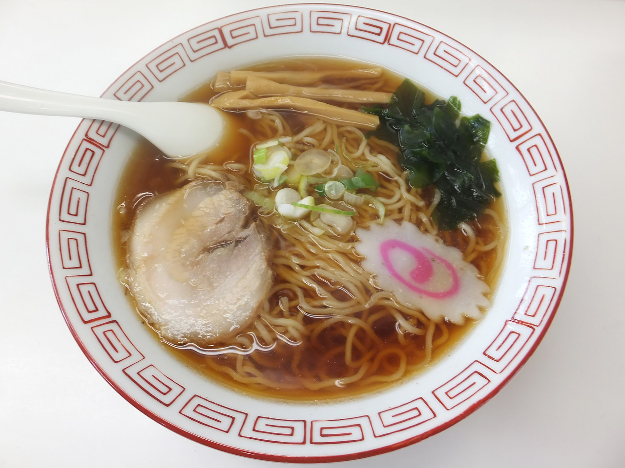Shoyu_ramen,_at_Kasukabe_Station_(2014.05.05)_1.jpg