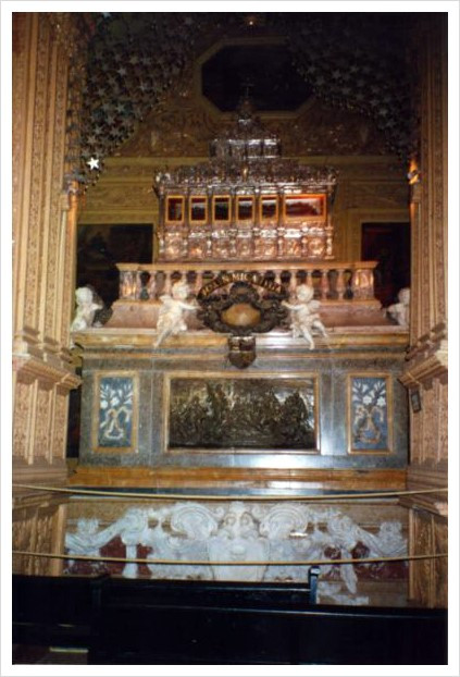 401px-Casket_of_Saint_Francis_Xavier.jpg