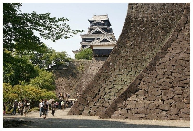 1024px-Kumamoto_Castle_02n3200.jpg