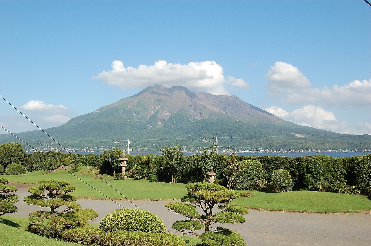 Isoteien-sakurajima2.jpg
