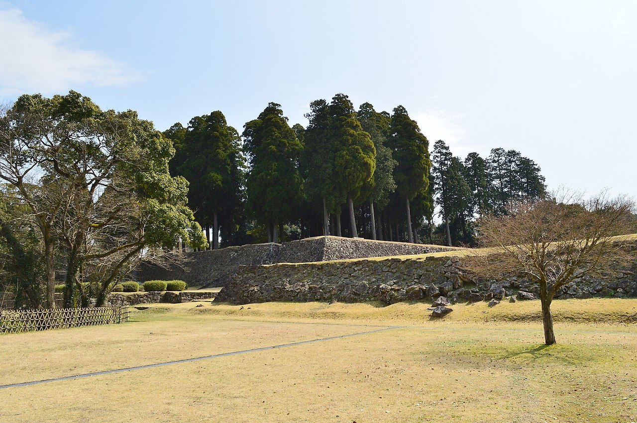 Hitoyoshi_Castle,_gaikan.jpg