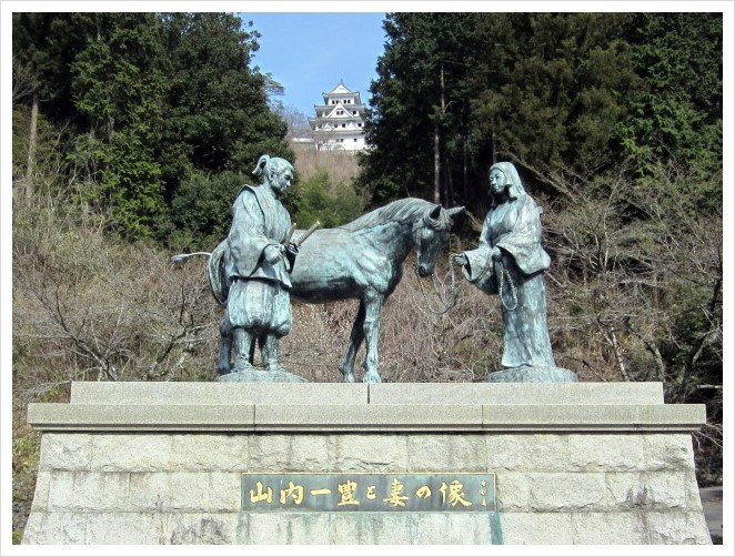 Statues_of_Yamauchi_Katsutoyo_and_his_wife.jpg