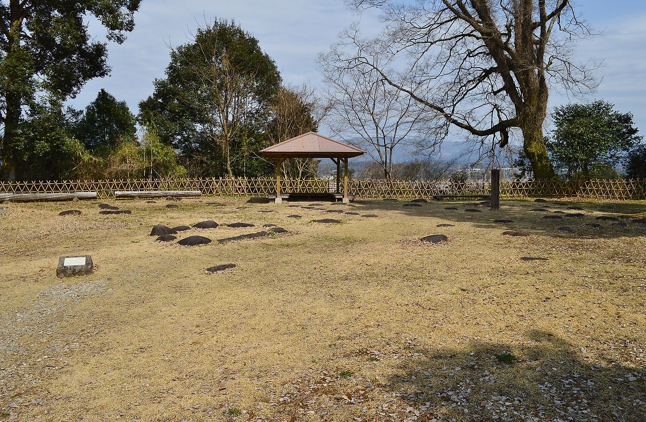 Hitoyoshi_Castle,_honmaru-1.jpg
