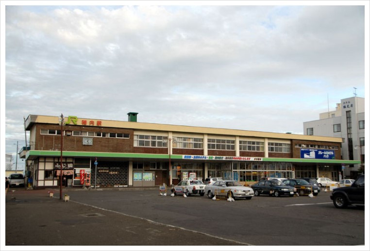 800px-Wakkanai_Station_Front.jpg