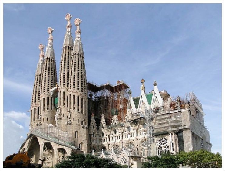 800px-Sagrada_Familia_02.jpg