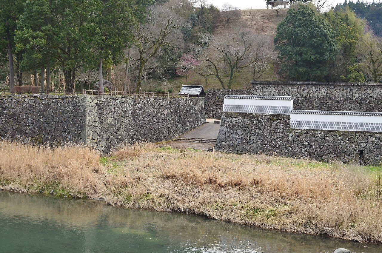 Hitoyoshi_Castle,_mizutemon.jpg