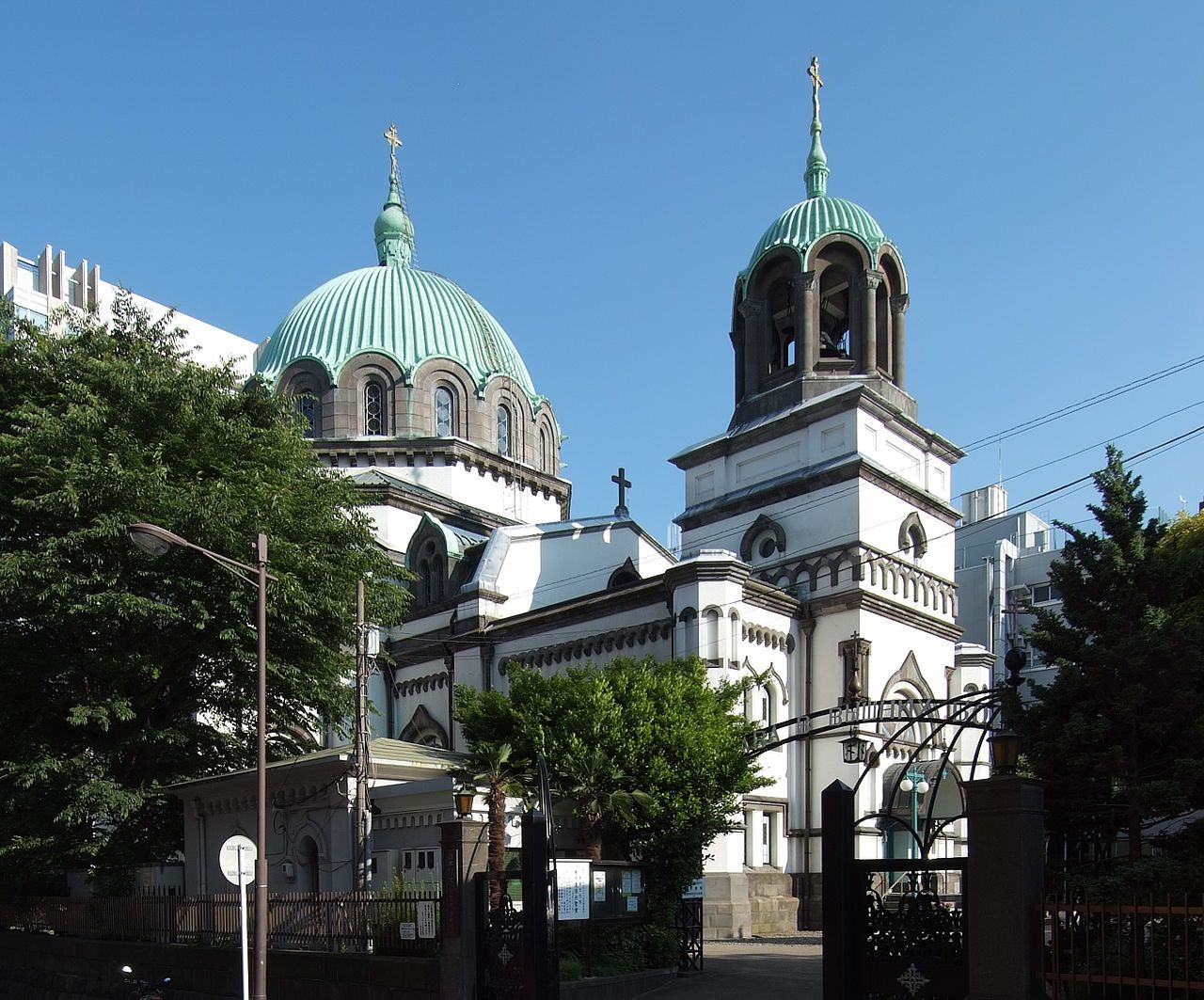 1280px-Tokyo_Resurrection_Cathedral_201000.jpg