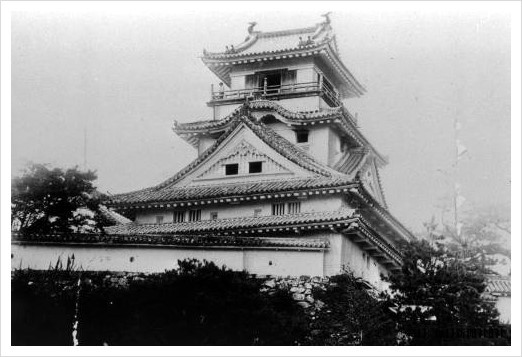 Kochi_Castle_Keep_Tower_in_1936.jpg