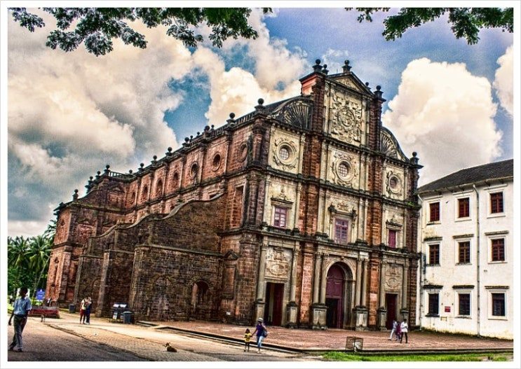 800px-Basilica_of_Bom_Jesus,_old_goa.jpg