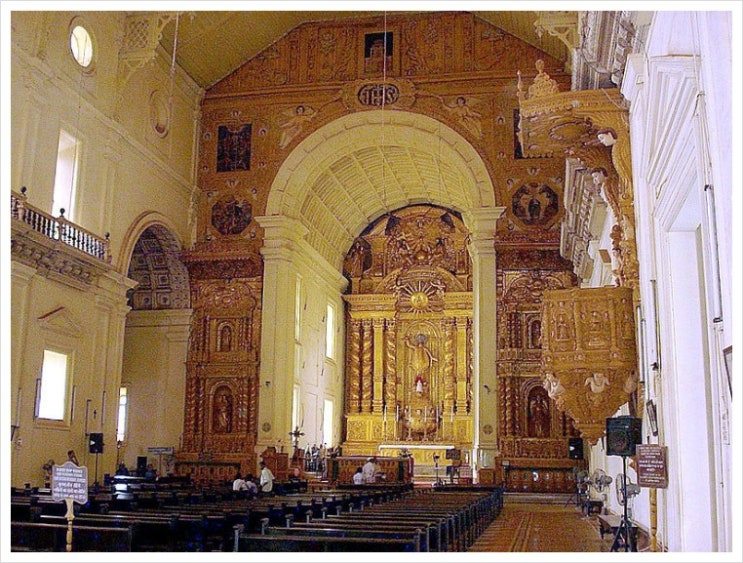 800px-Goa-BomJesus-Nave1.jpg
