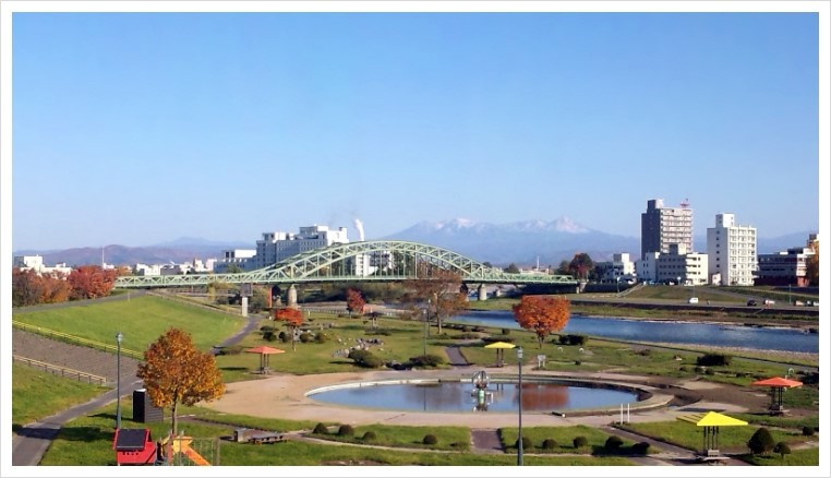 Asahibashi_Bridge_and_Mt__Daisetsuzan_Range.jpg