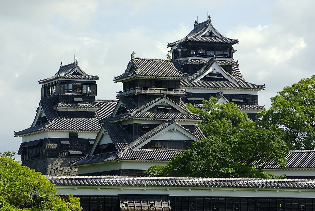 Small_tenshu_&_Uto_turret_&_Large_tenshu_in_Kumamoto-Csl.jpg