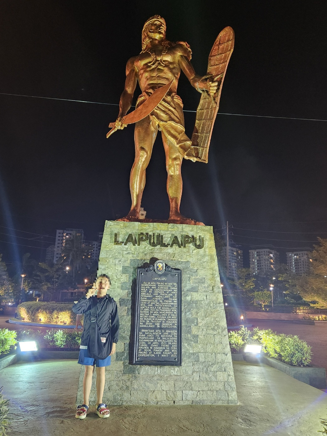 라푸라푸 동상1.jpg