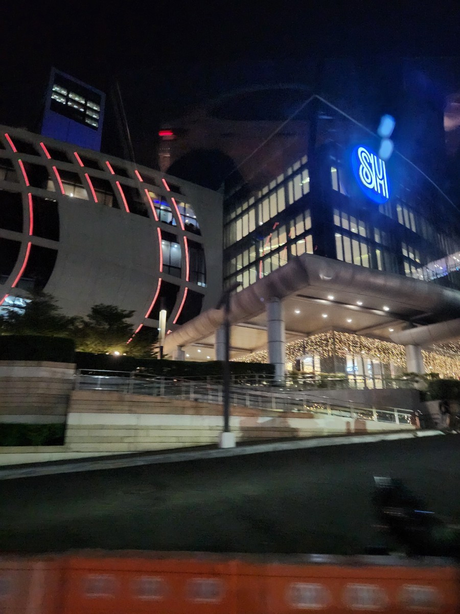 쇼핑몰 바깥.jpg